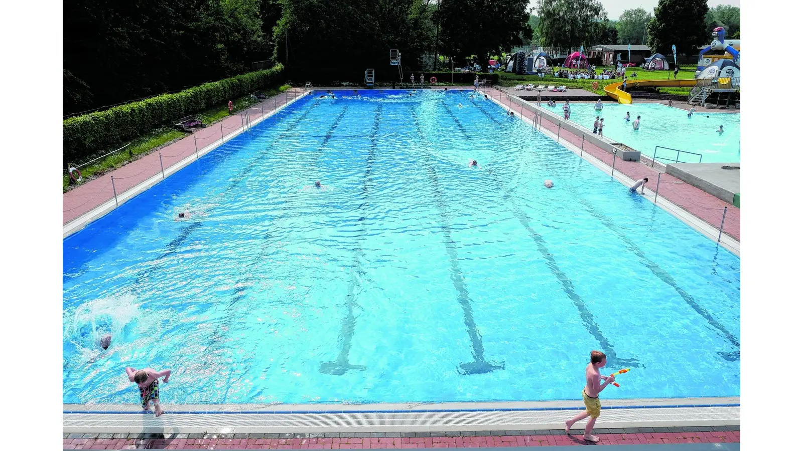 Freibadkarten für Feuerwehrleute (Foto: jl)