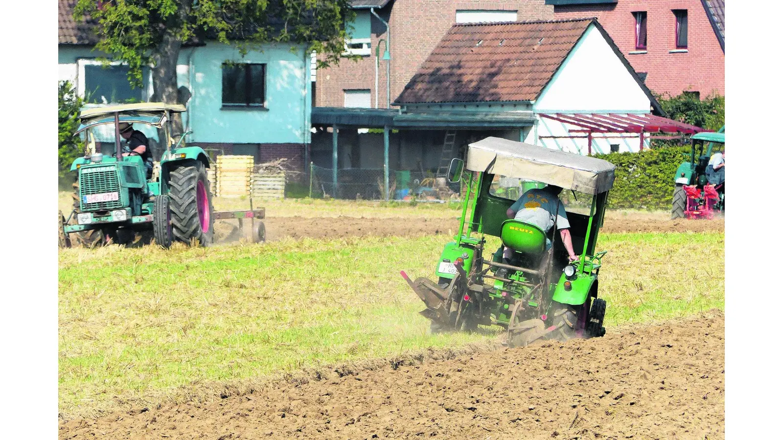 Auch die alte Schlepper pflügen tiefe Furchen (Foto: al)