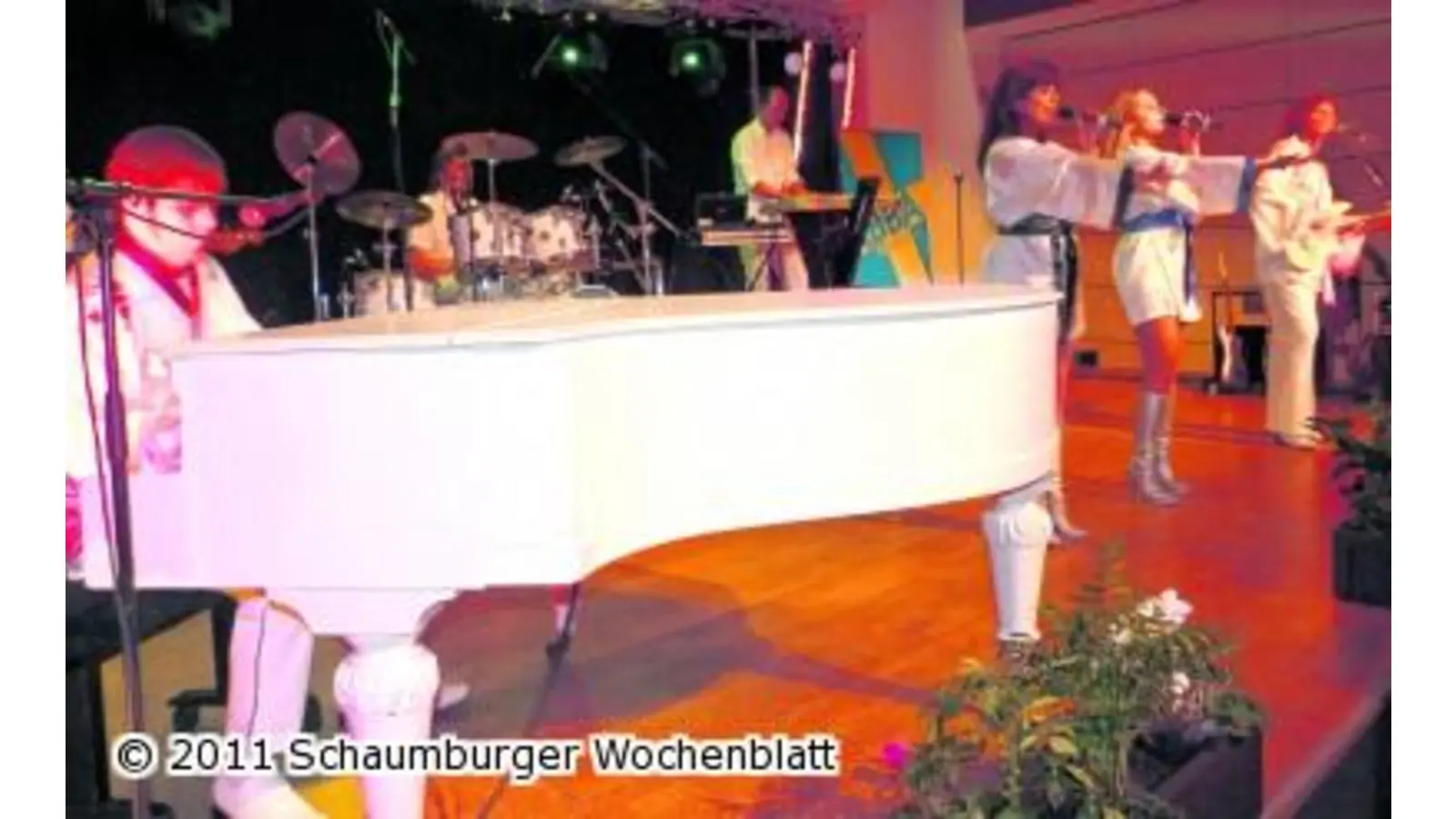 Abba Review-Band heizt dem Publikum tüchtig ein (Foto: red)