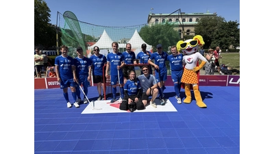 Floorball-Spieler des TSV Algesdorf unterstützen dabei, die junge Sportart bei den Finals in Hannover vorzustellen.  (Foto: privat)