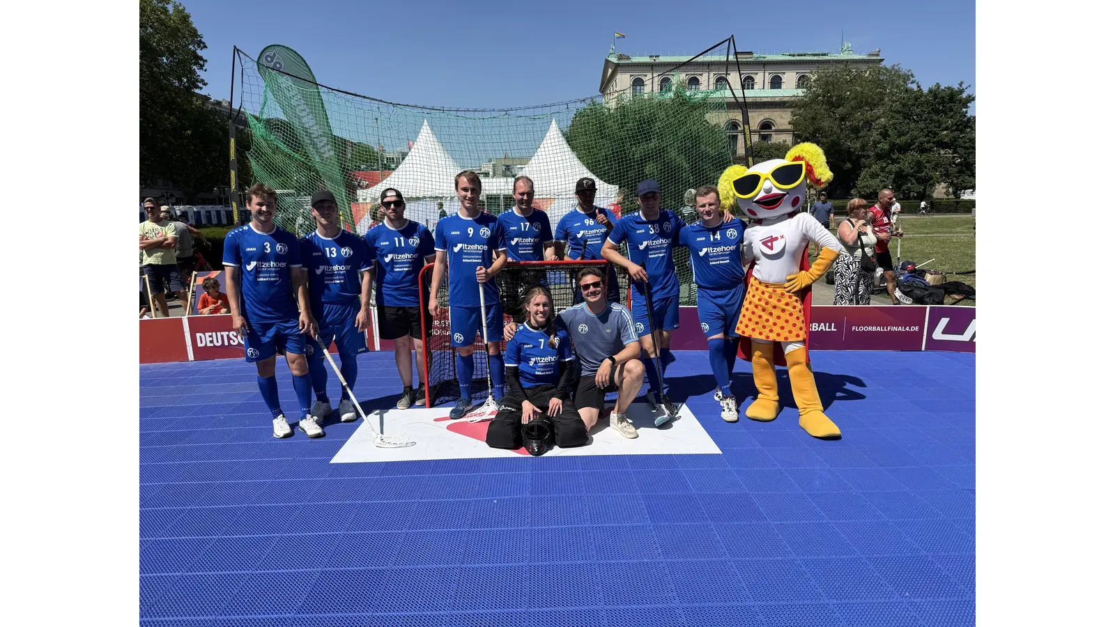 Floorball-Spieler des TSV Algesdorf unterstützen dabei, die junge Sportart bei den Finals in Hannover vorzustellen.  (Foto: privat)