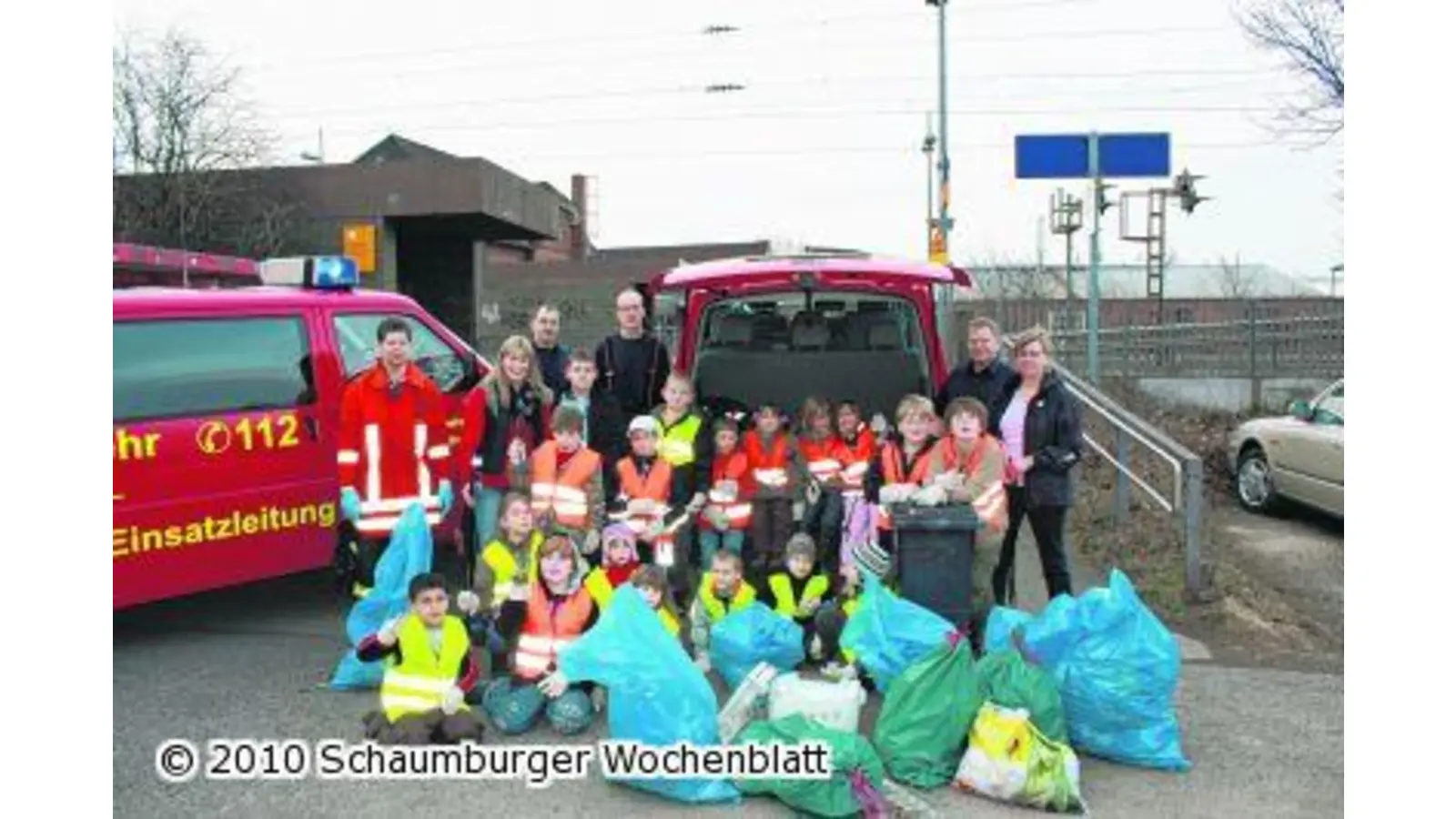 Feuerwehrzwerge räumen fleißig auf (Foto: em)