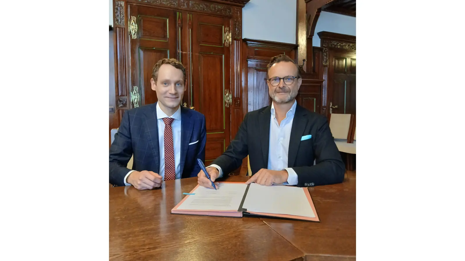Foto: v.l. Maximilian Schneider, allgemeiner Vertreter der Bürgermeisterin, und Stefan Hensel, Director Sales der Open Infra GmbH. (Foto: privat)