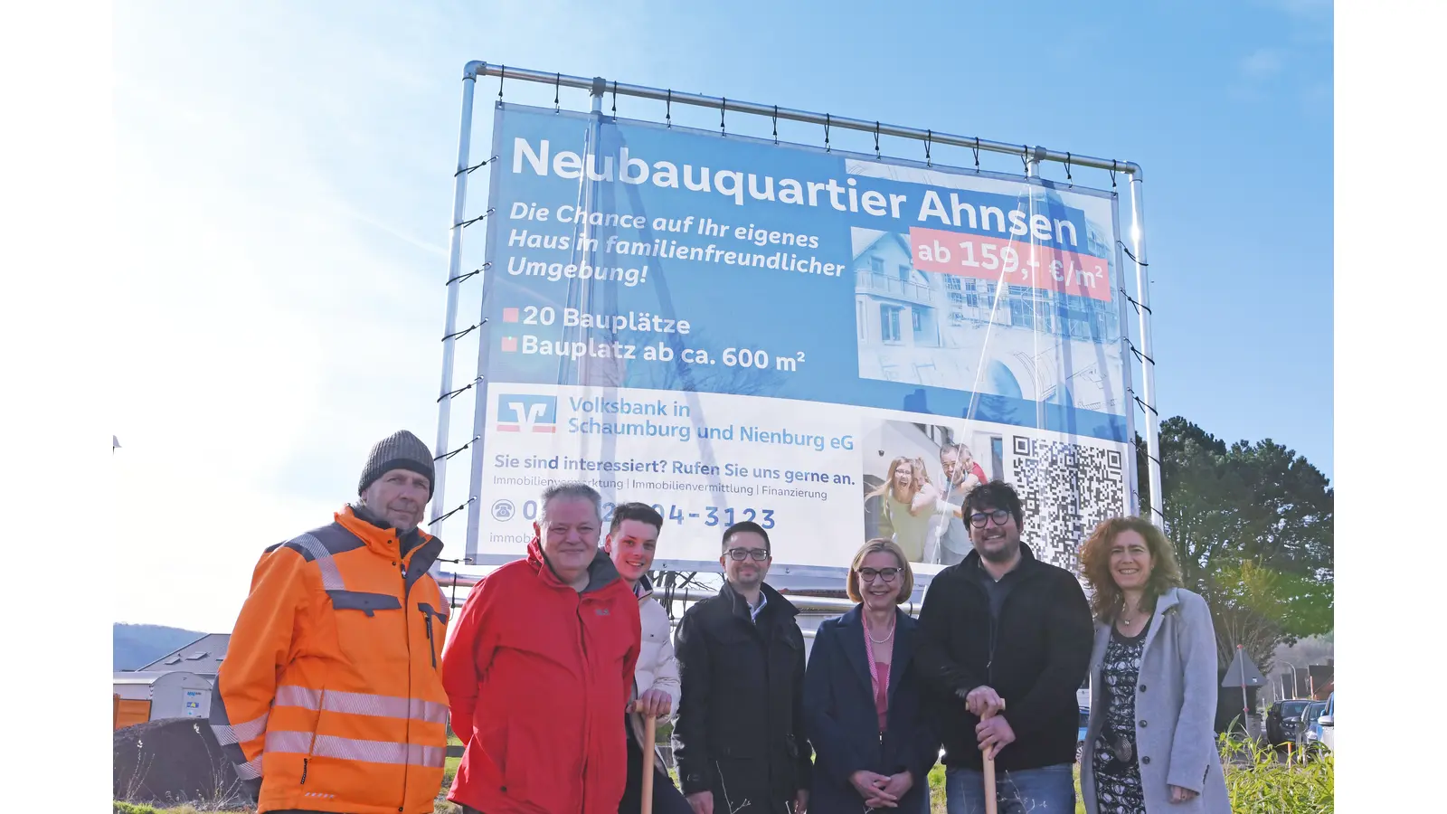 NN-Bauleiter Silvio Jung, Andreas Kruse vom Ingenieurbüro, die Volksbankmitarbeiter Frido Dargel, Sabine Jüttner, Robert Nöther, mit Bürgermeister Pierre Pohl und Volksbank-Vorstand Anja Bracht beim Spatenstich in Ahnsen.  (Foto: nd)