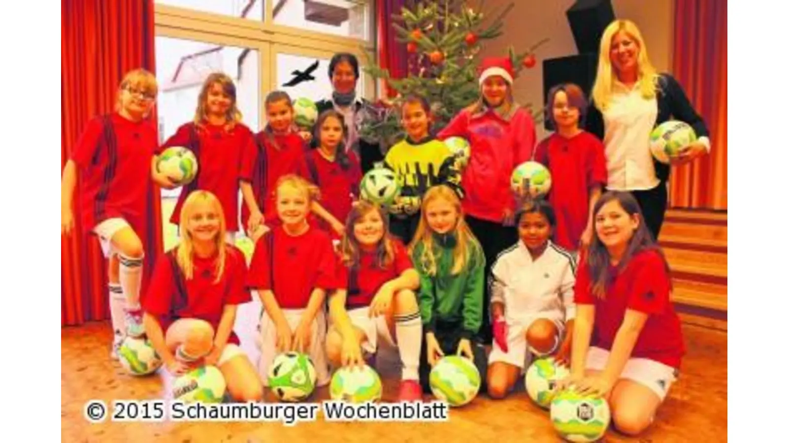 Neue Bälle für die Mädchenfußball-AG (Foto: red)