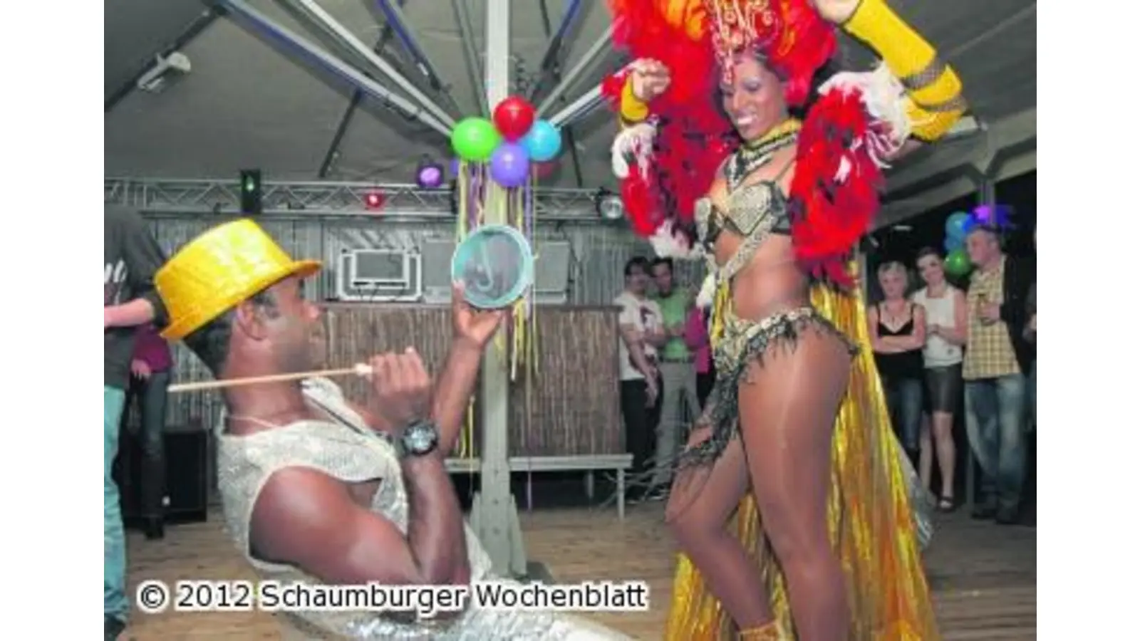 Geburtstagsgäste feiern ausgelassen (Foto: bb)