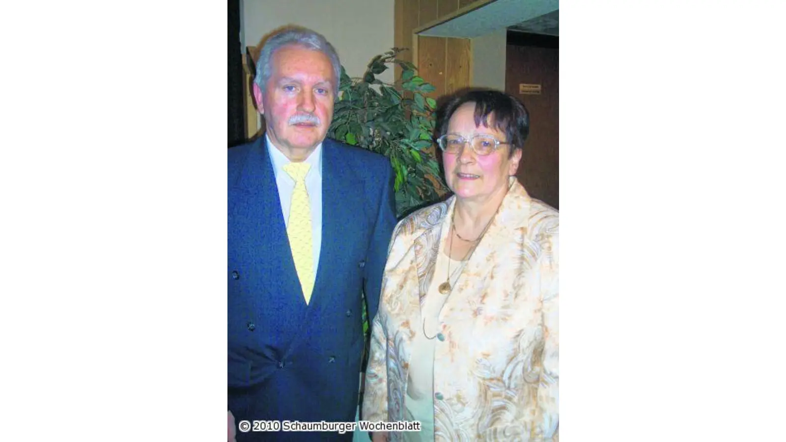 Rita Walther gratuliert ihrem Nachfolger Reinhard Lorz (Foto: red)