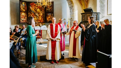 Michaela Rojahn wird in das Amt der Pastorin berufen. (Foto: Wiebke Ostermeier)
