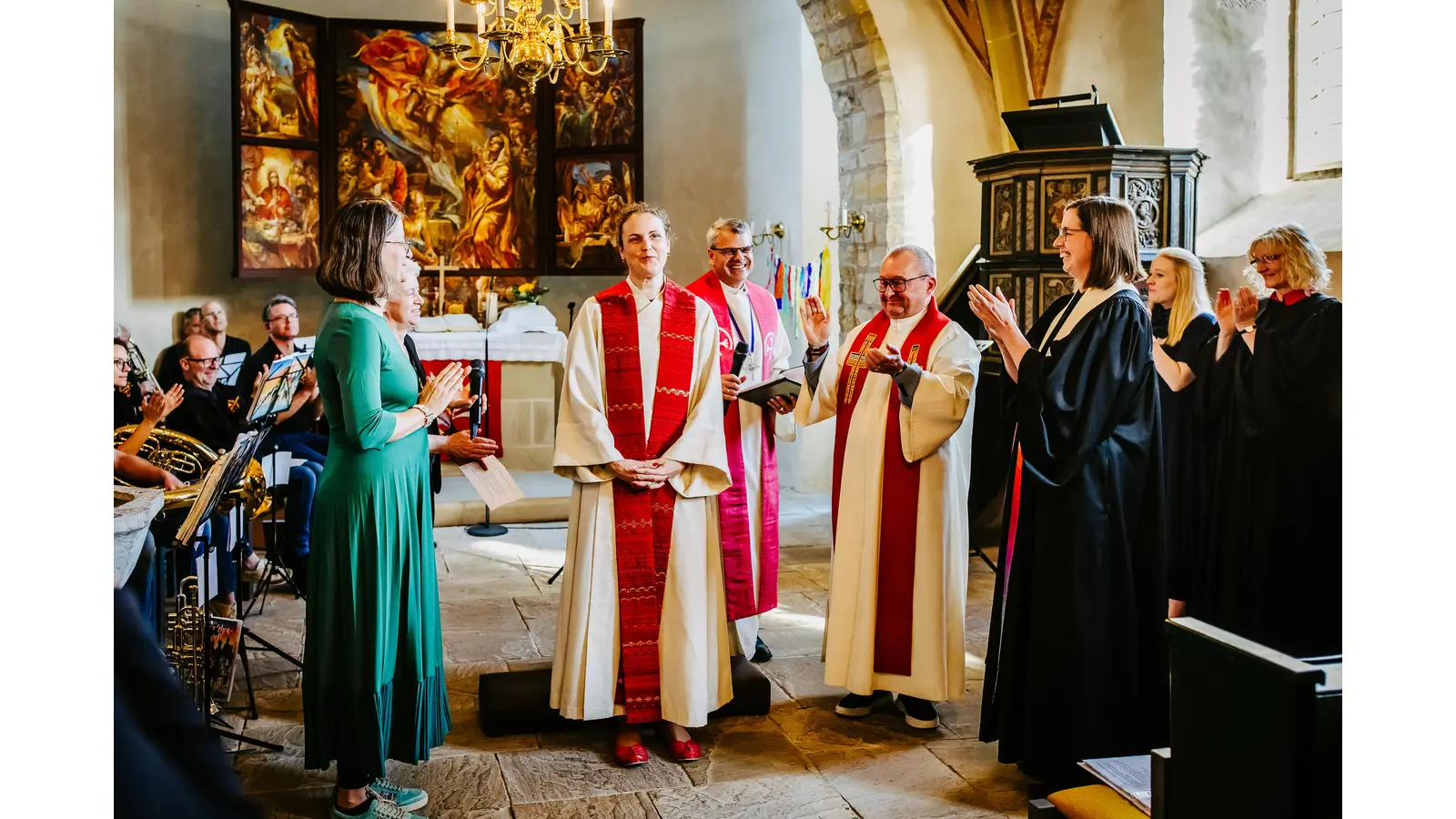 Michaela Rojahn wird in das Amt der Pastorin berufen. (Foto: Wiebke Ostermeier)