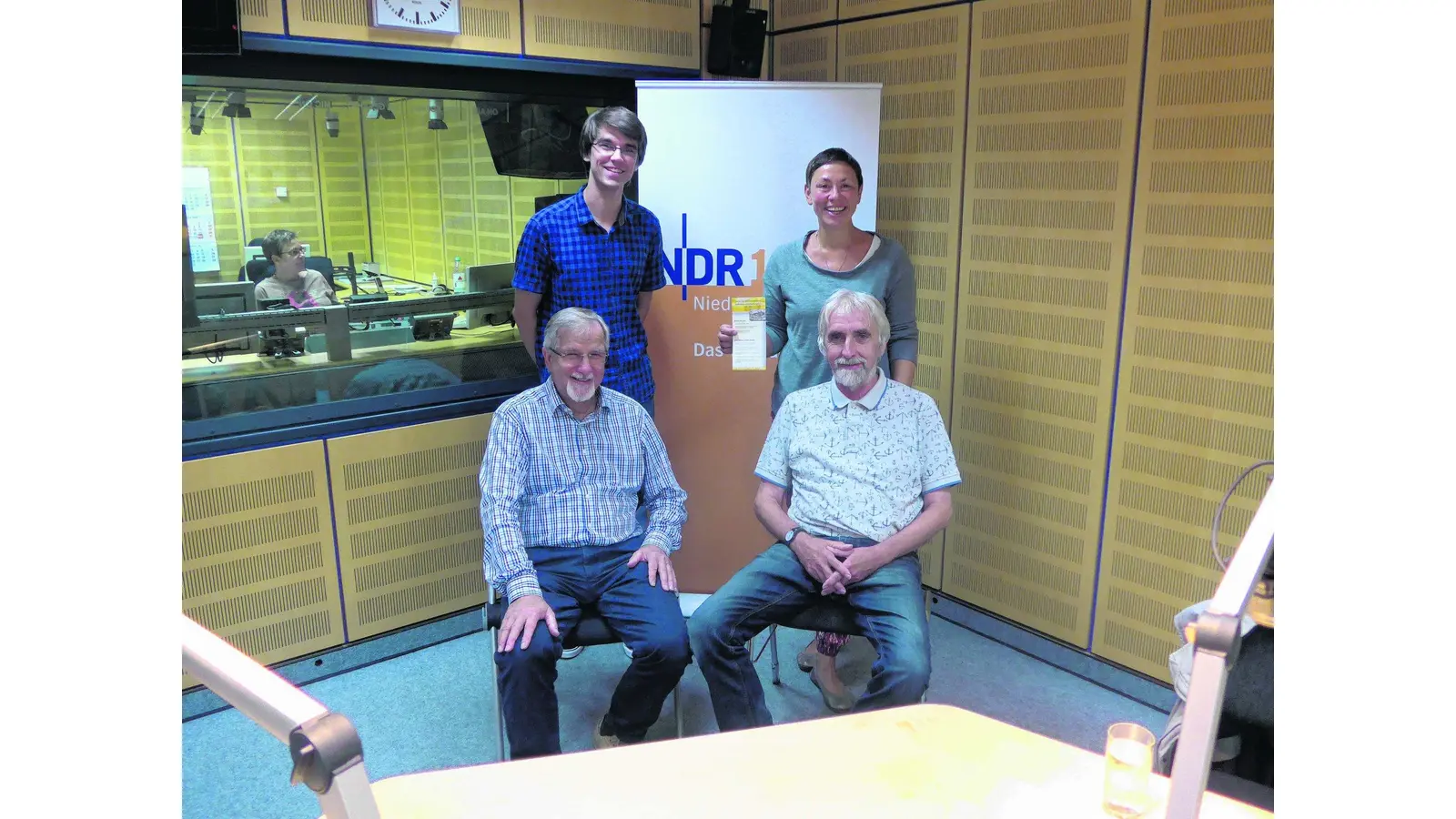 Rodenberger Briefmarkenfreunde machen Radio (Foto: em)