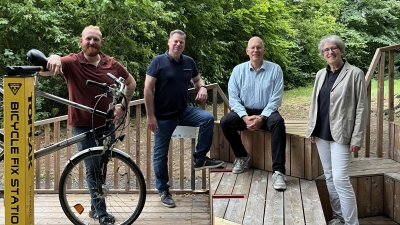 Haben sich für die Einrichtung einer Fahrradservicestation eingesetzt (v.li.): Jan-Frerk Mandel, Frank Zülich, Bernd Schinke und Dagmar von Hörsten. (Foto: privat)