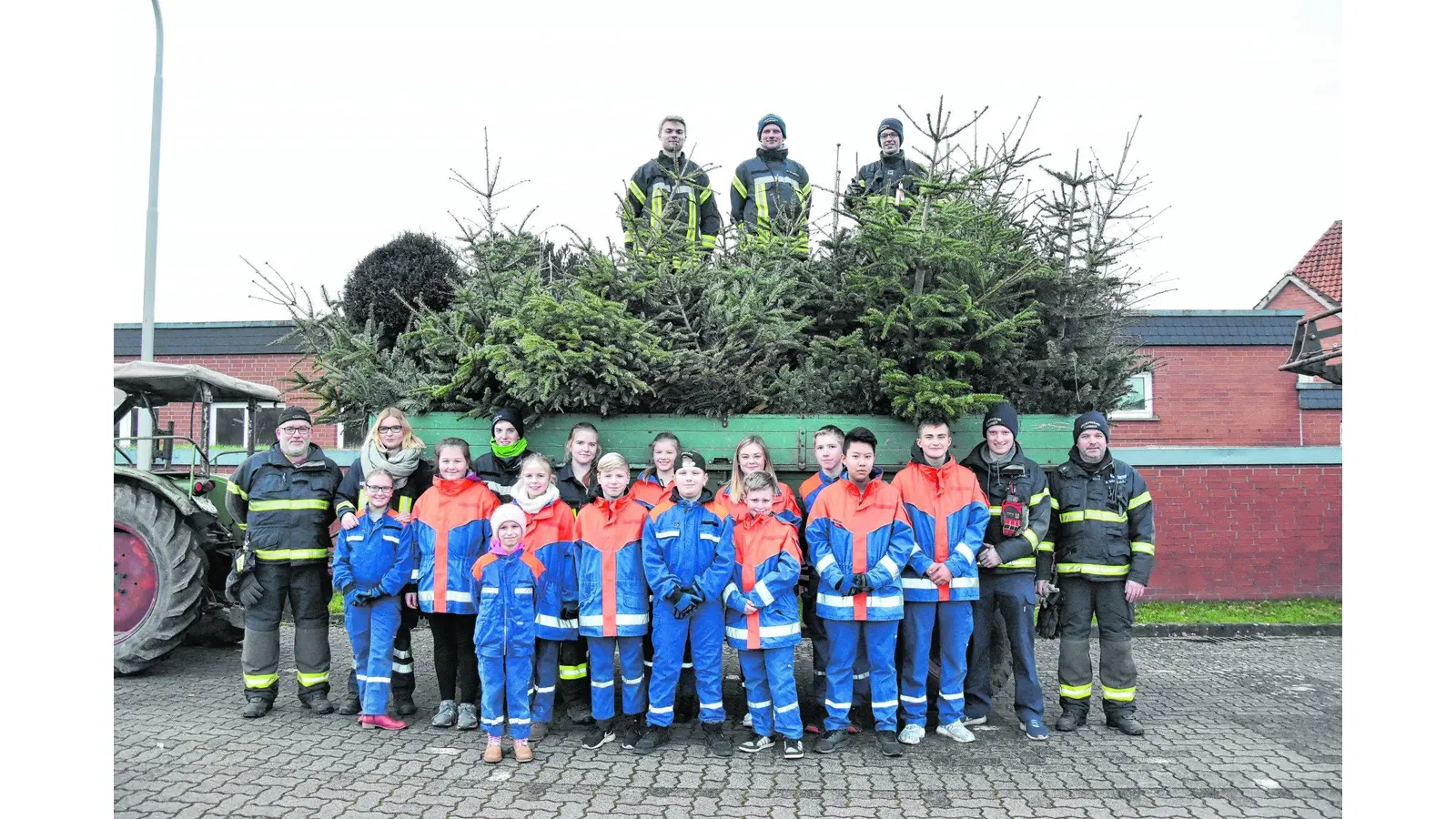 Erste Jugendfeuerwehren sammeln Tannenbäume ein (Foto: gr)