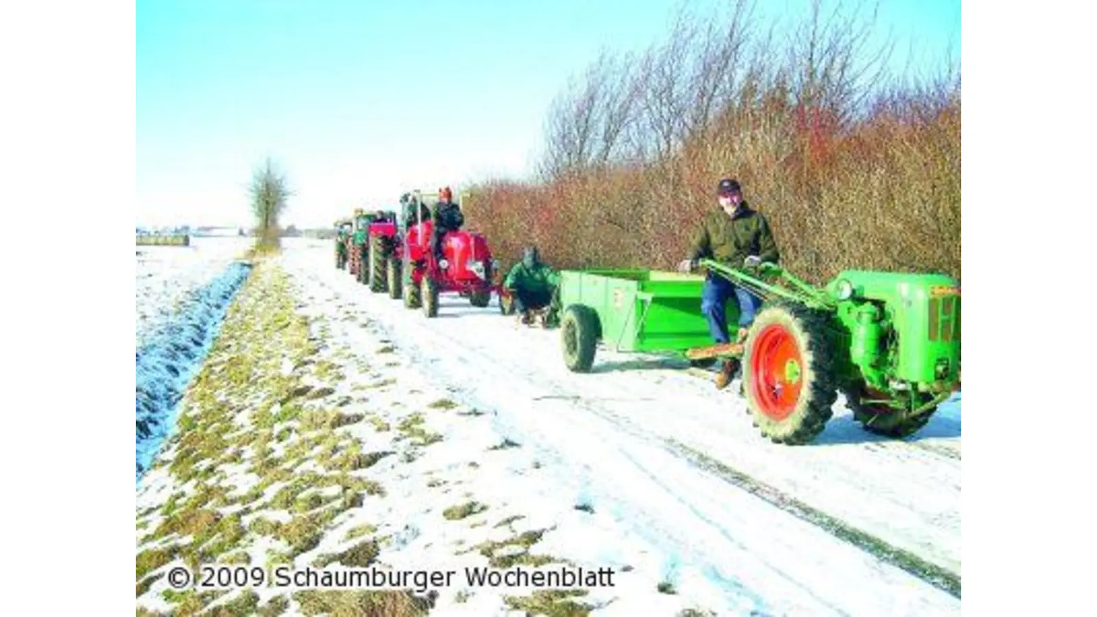 Oldtimer fahren durch das verschneite Winterland (Foto: red)