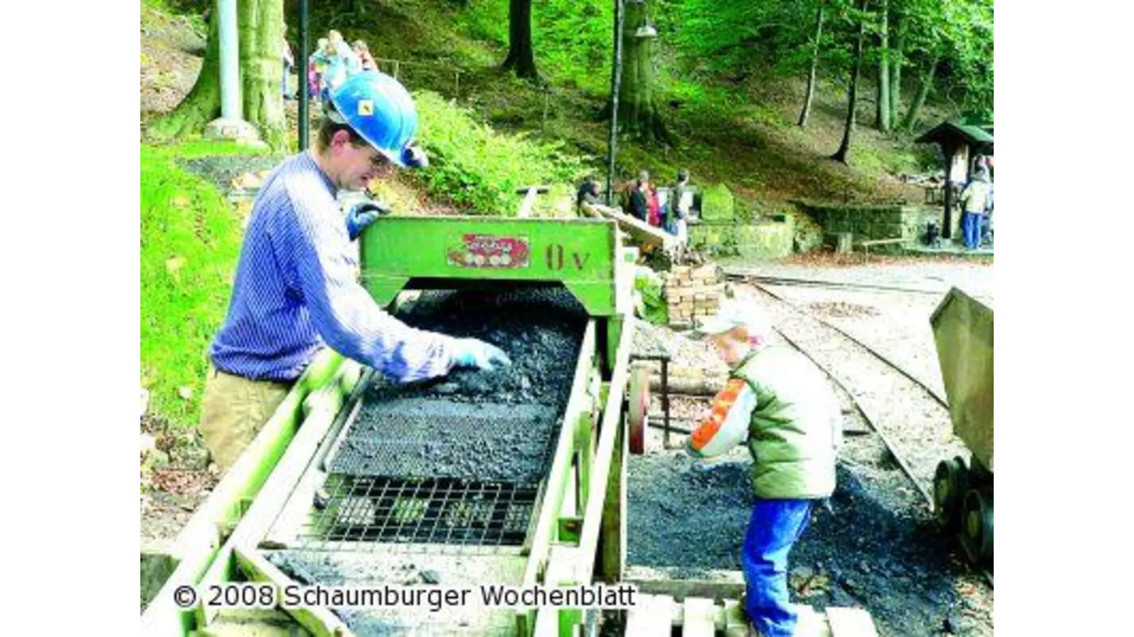 Beim ersten Deister-Erlebnistag dem Förster beim Baumpflanzen helfen (Foto: al)