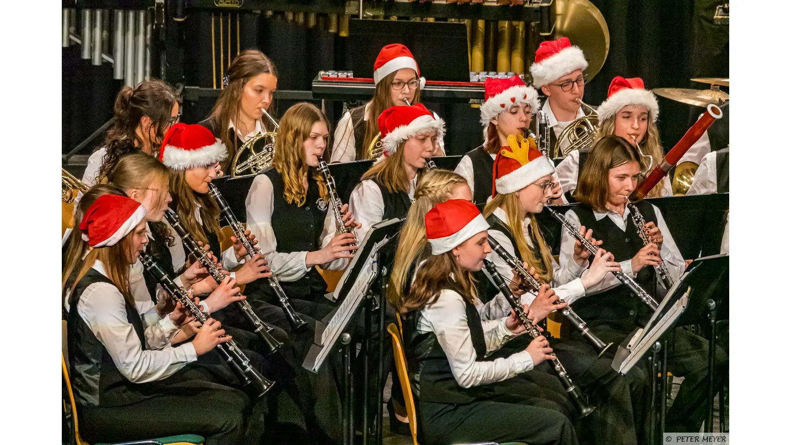 Die jungen Musiker spielen bei den Weihnachtskonzerten des Ratsgymnasiums vor ausverkauftem Haus. (Foto: Peter Meyer)