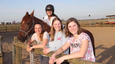 Laden ein (v.li.): Miriam Woschek, Victoria Ullmann, Lisa Christopher und Theresa Vareskic. (Foto: tau)