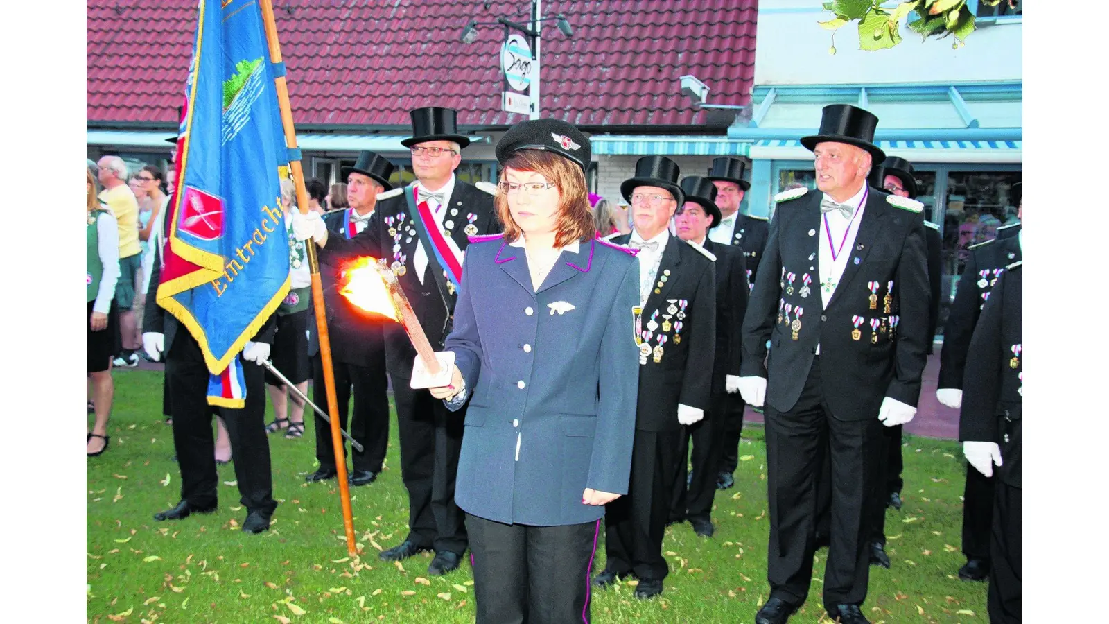 Fackelträger sorgen für besondere Stimmung (Foto: gi)