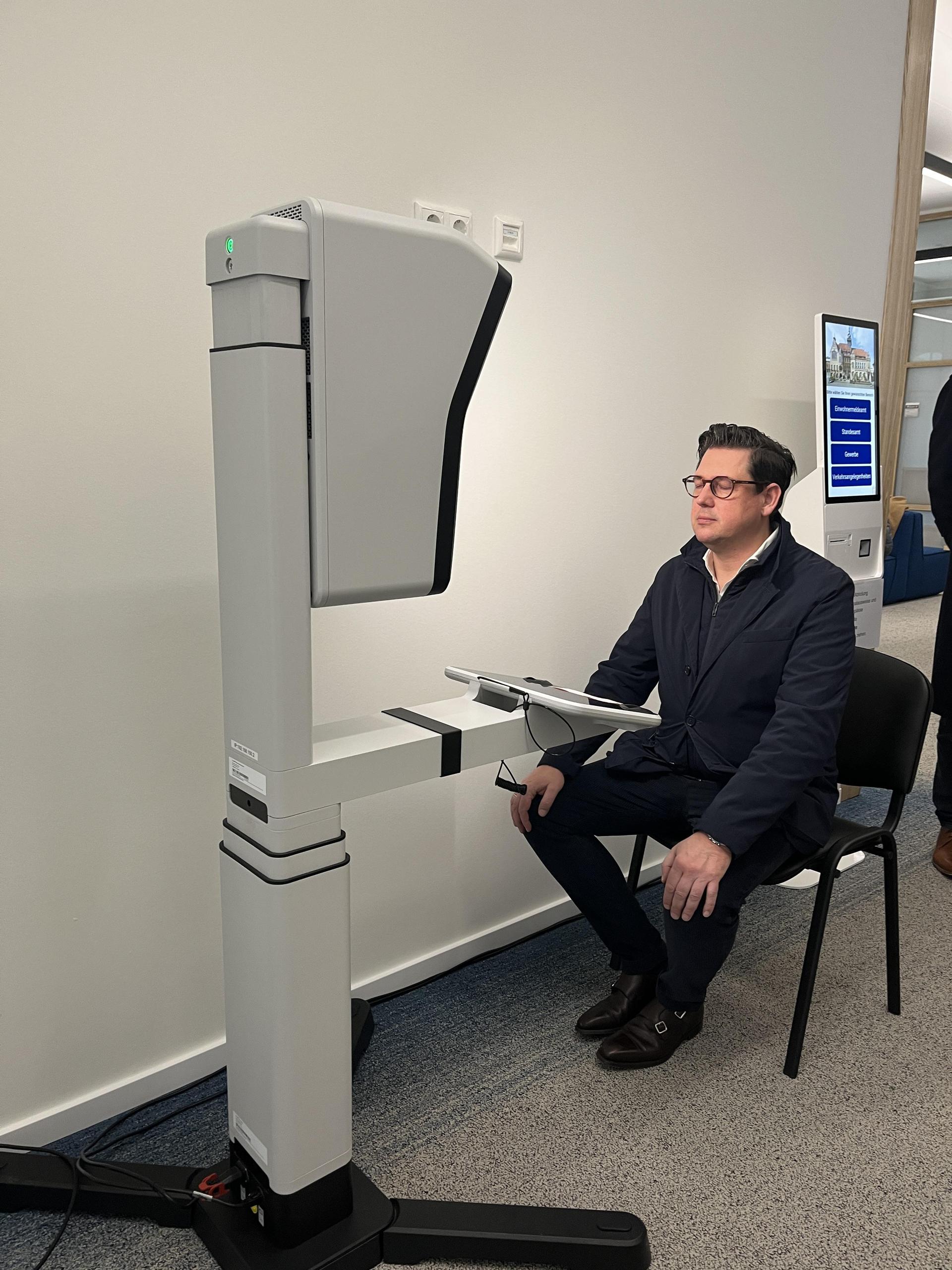 Ergänzt wird das Angebot durch neue Passbildautomaten: Digitale Fotos für Ausweisdokumente können direkt vor Ort erstellt und ohne Umwege an den zuständigen Arbeitsplatz übertragen werden. (Foto: nd)