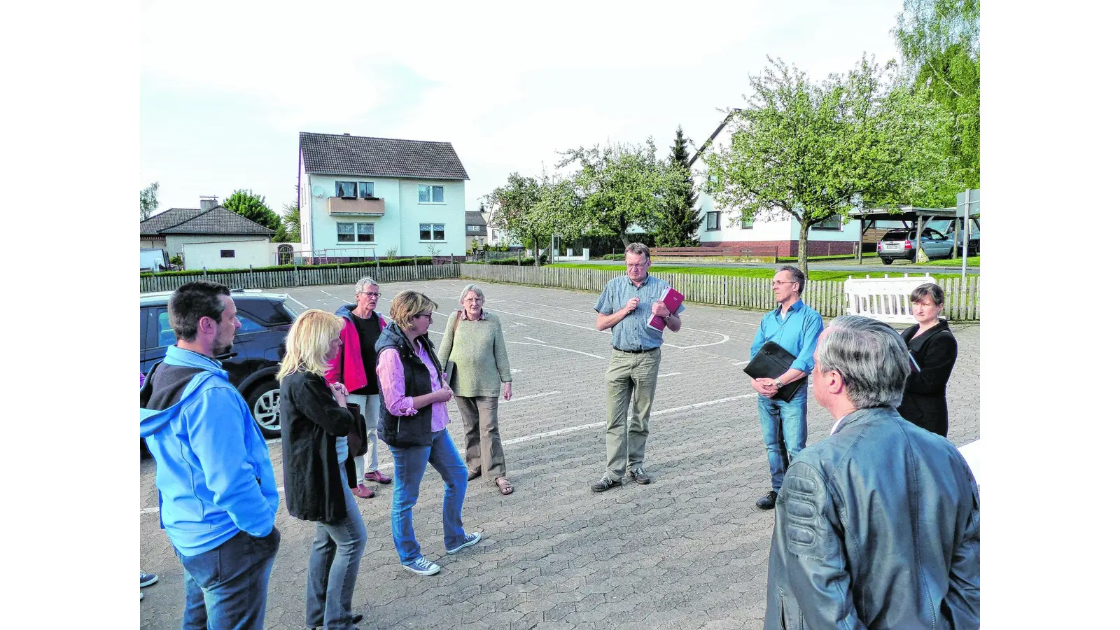 Ein Stück Parkplatz weicht einem Spielgerät (Foto: al)