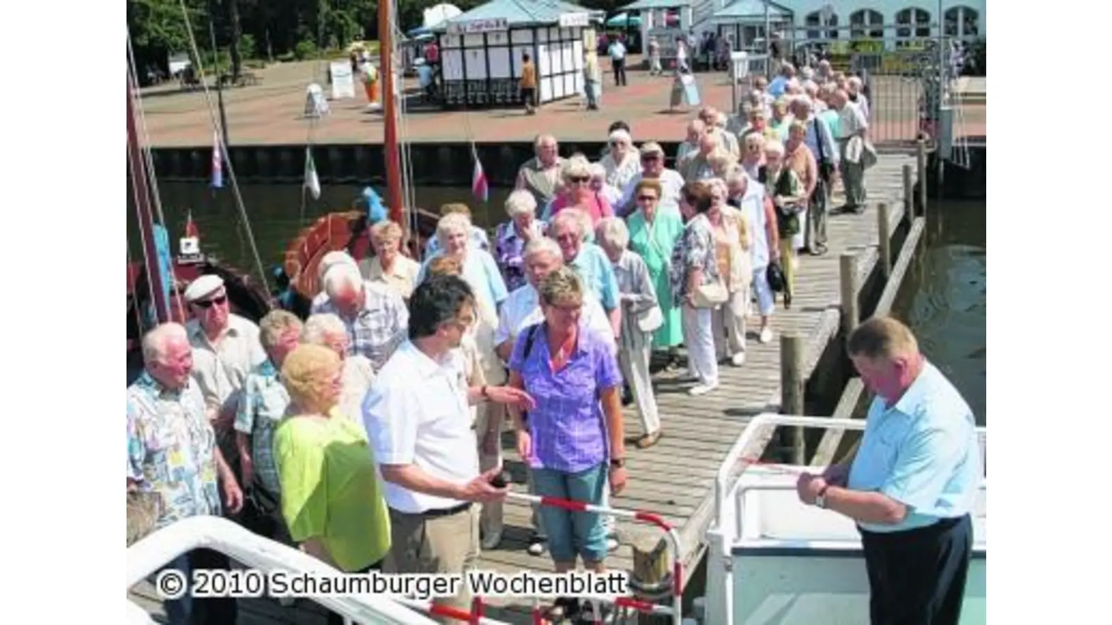 Senioren fahren Boot auf dem Steinhuder Meer (Foto: tt)