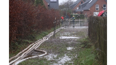 In Idensen begann der Hochwassereinsatz der THW-Helferinnen und Helfer mit dem Abpumpen einer vollgelaufenen Wiese. Es drohte das Fluten von Kellern in vier Häusern.  (Foto: gi)