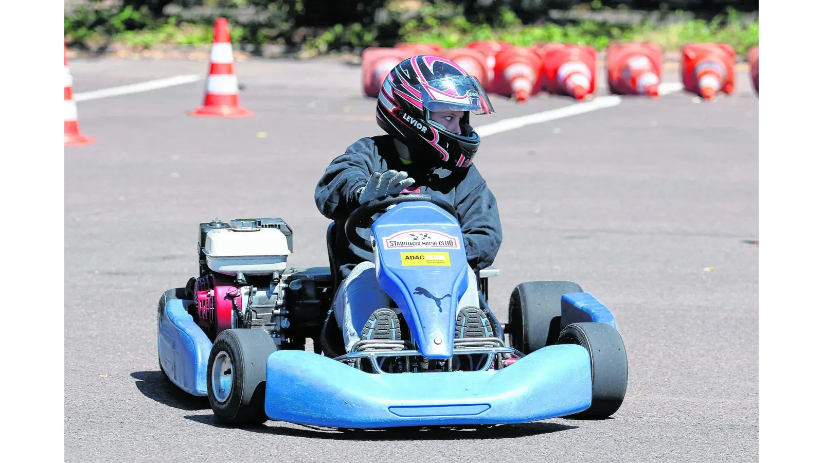 Rasanter Ferienspaß hinter dem Kart-Lenkrad (Foto: bb)
