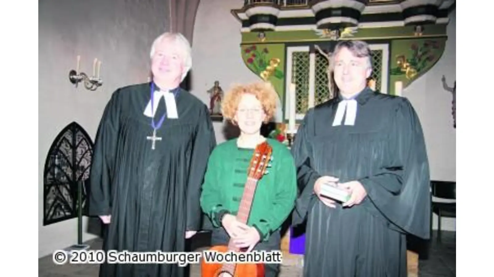 Der Landesbischof übergibt die dritte Bergkirchener Chronikausgabe (Foto: gi)