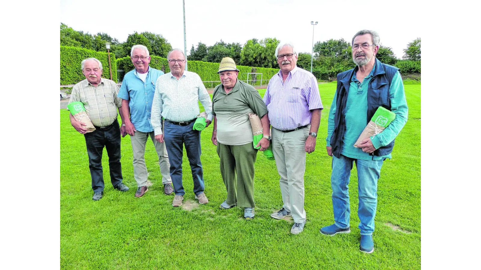Turnkinder holen die Fußballer ein (Foto: al)