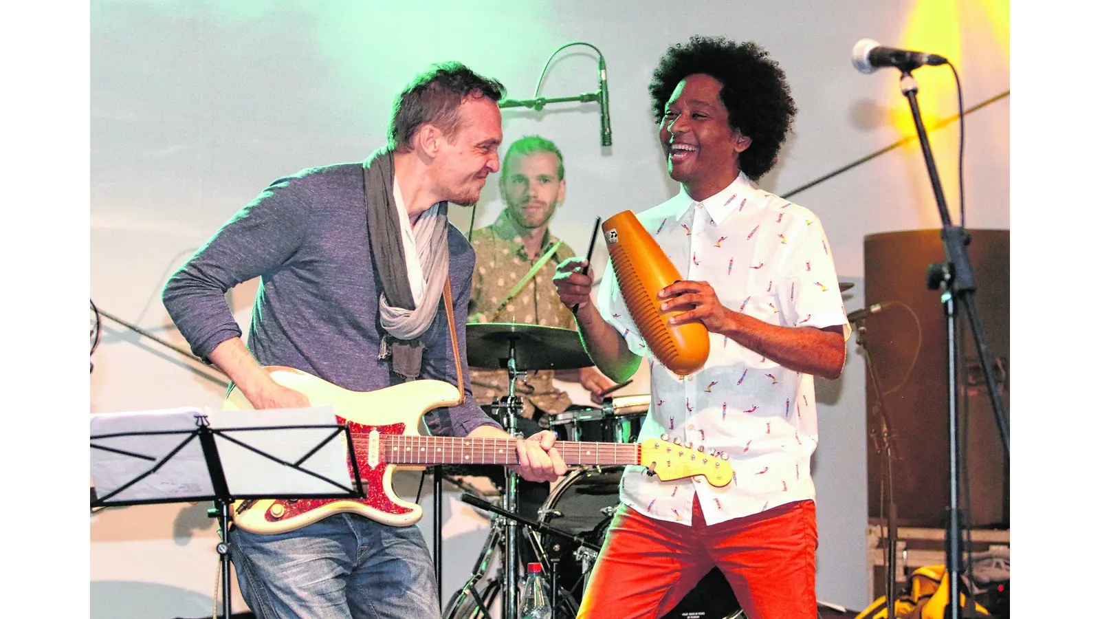 Salsa-Drehungen unterm Regenschirm (Foto: bb)