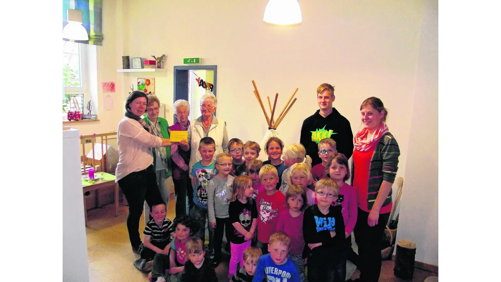 Kindergarten erhält Spende (Foto: gr)