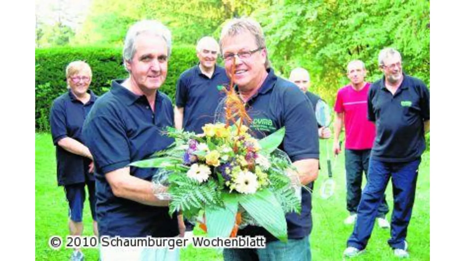 Glückwünsche und Blumen gibt es für Rüdiger Schmidt (Foto: red)