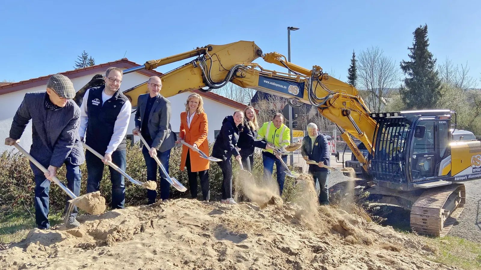 Reinstechen in den frischen Sand und hochschmeißen; beim „ersten Spatenstich“ für den Anbau an die Arztpraxis in Krankenhagen kommt Freude auf.  (Foto: ste)