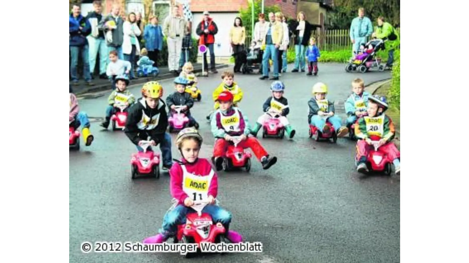 Kinder geben Gummi (Foto: ste)