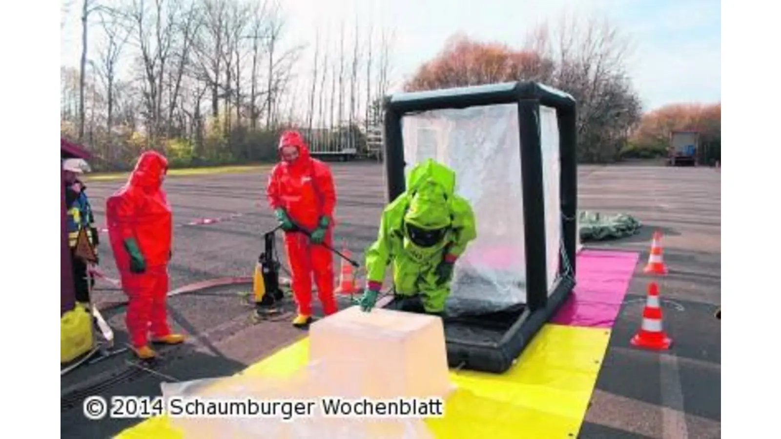 In Schutzanzügen das Gefahrgut beseitigt (Foto: mk)
