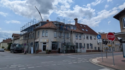Das eingerüstete Haus in der Alten Dorfstraße/Ecke Schaumburger Straße.  (Foto: privat)