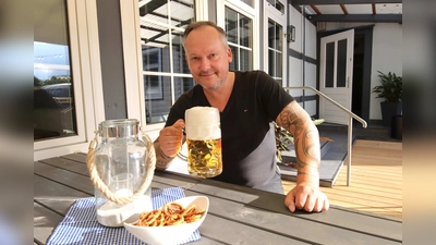 Mit dem Maßkrug: Gastronom und Eventmanager Dirk Schaffer. (Foto: Andre Tautenhahn)