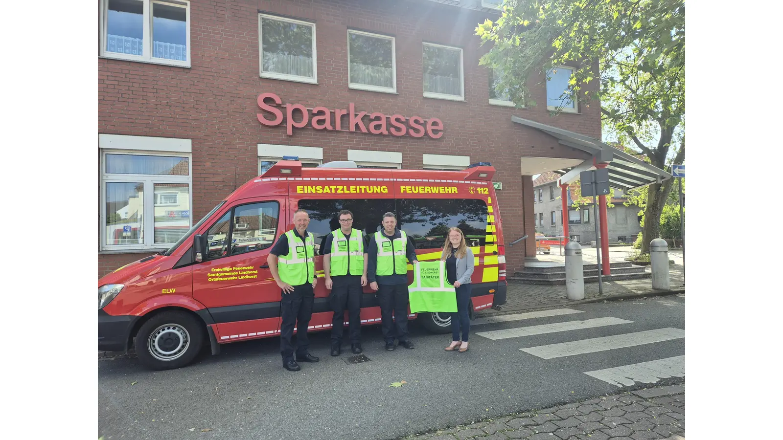 Von Rechts: Christin Rennhack (Sparkasse Schaumburg) Michael Paul Kwasniok Dustin Drews, Ingo Beyer. (Foto: privat)