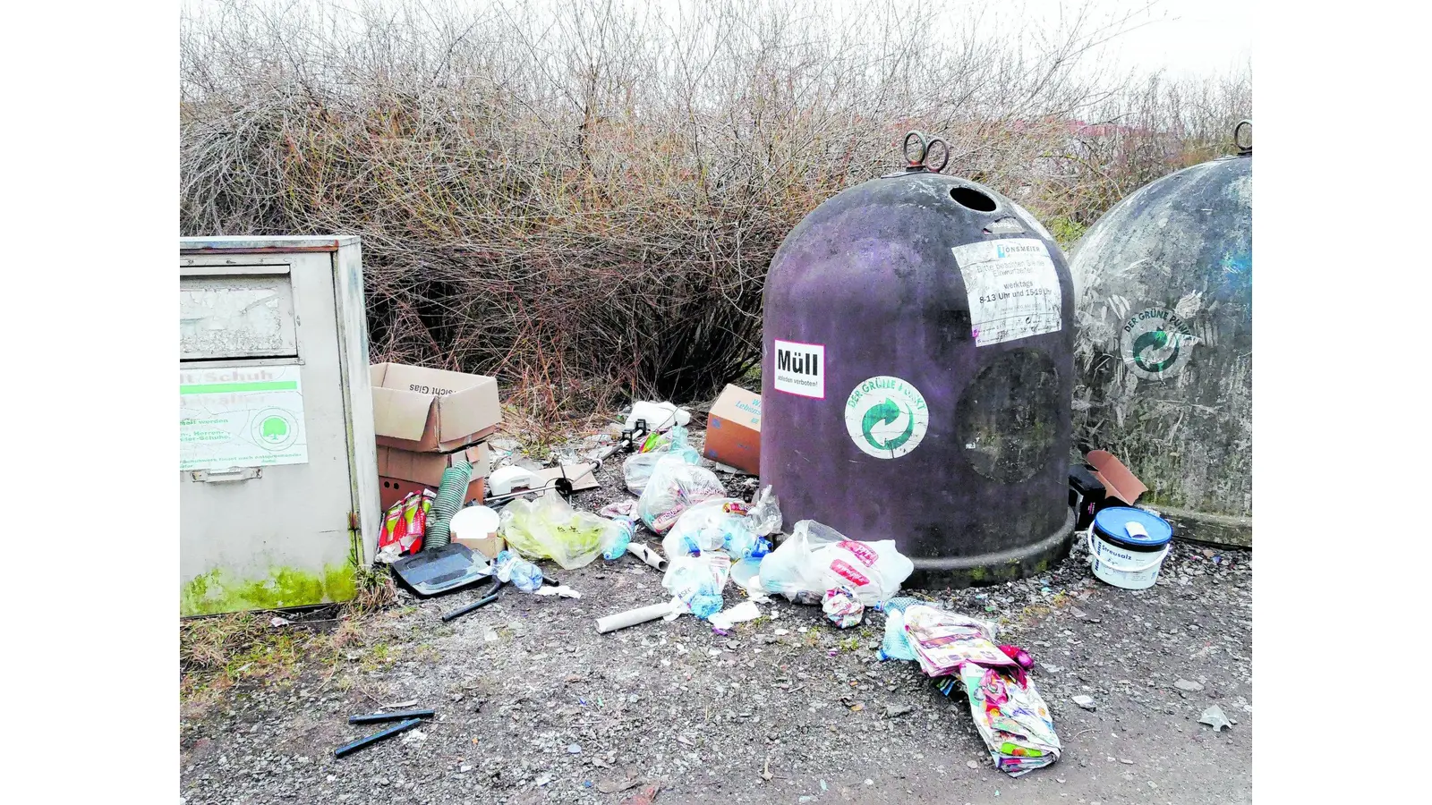 Stinkende braune Haufen und jede Menge Müll (Foto: us)