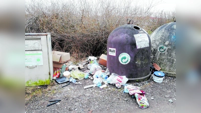 Stinkende braune Haufen und jede Menge Müll (Foto: us)