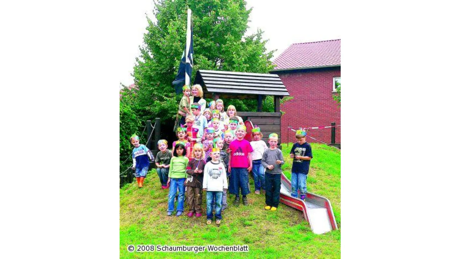 Kinder umrunden mit dem Kopfschmuck das Lagerfeuer (Foto: red)