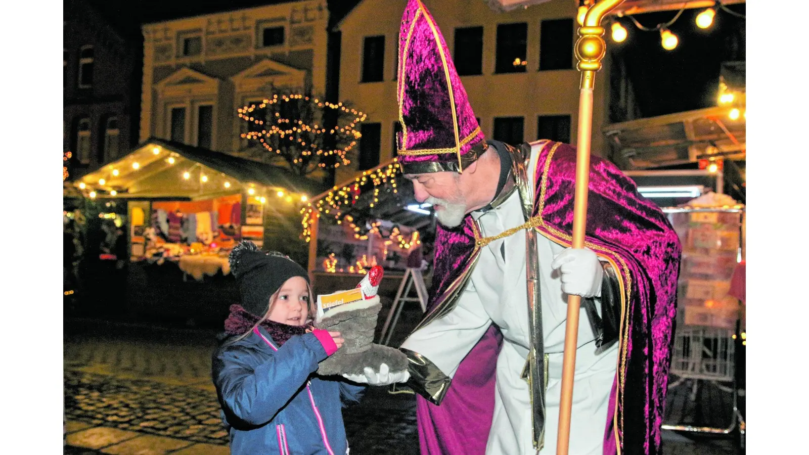 Der Nikolaus übergibt den Kindern ihre Stiefel (Foto: bb)