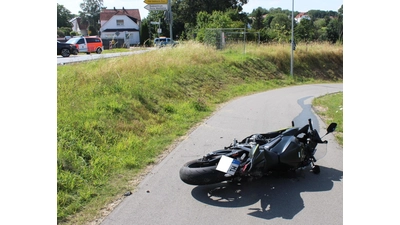 Auf dem Kirchsiek in Porta Westfalica wurde eine 22-jährige Motorradfahrerin von einem PKW erfasst und schwer verletzt. (Foto: Polizei Minden-Lübbecke))