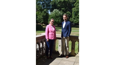 Dr. Lu Seegers (Schaumburger Landschaft) und Oliver Knop (Finanzamt Stadthagen) freuen sich auf den Tag des offenen Denkmals) (Foto: ab)