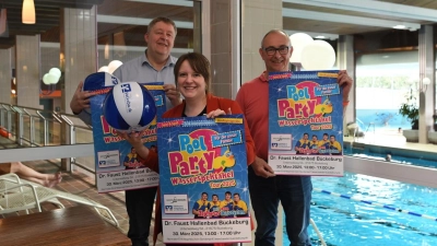 Bäder-Geschäftsführer Reiner Wilharm, Volksbank-Verterin Aline Buth und Bäder-Betriebsleiter Erik Rechenberg laden zur Poolparty ein. (Foto: nd)