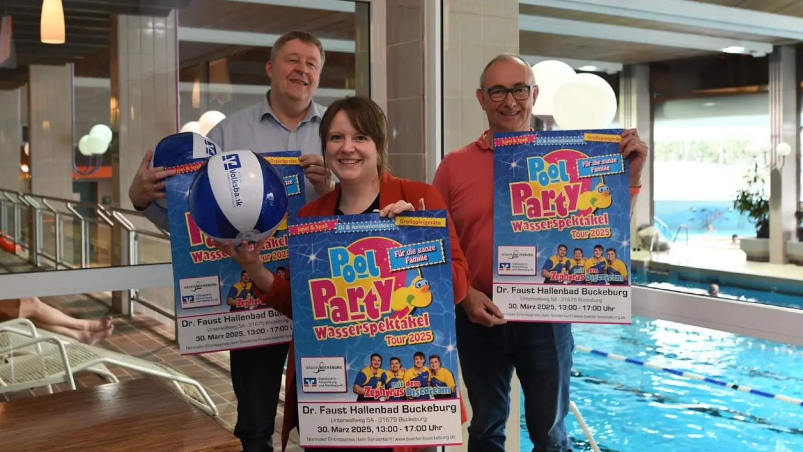 Bäder-Geschäftsführer Reiner Wilharm, Volksbank-Verterin Aline Buth und Bäder-Betriebsleiter Erik Rechenberg laden zur Poolparty ein. (Foto: nd)