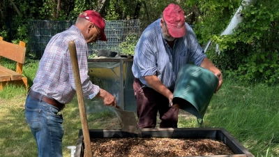 Bei der Arbeit: Wilhelm Bredthauer (li.) und Dr. Andreas Hoffmann. (Foto: privat)