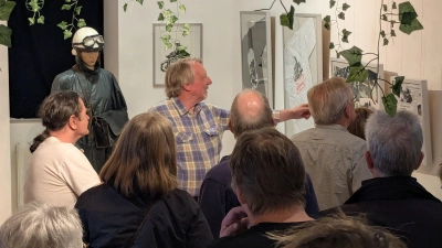 Exklusiv vor Ort: Dietmar Wischmeyer führt Besucher durch die Ausstellung. (Foto: Stadt Rehburg-Loccum)