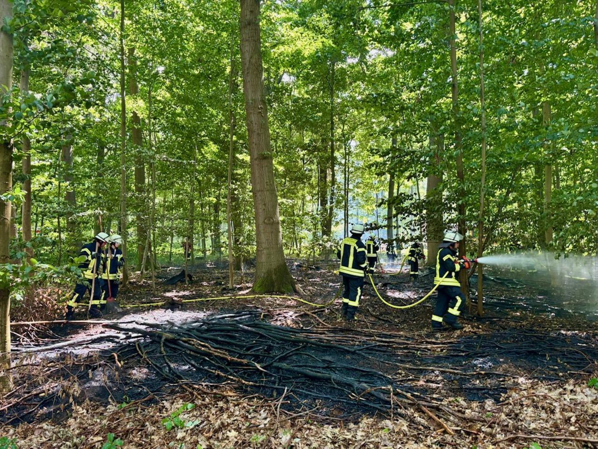 Bei den Löscharbeiten: Die Feuerwehr im Einsatz. (Foto: Feuerwehr)
