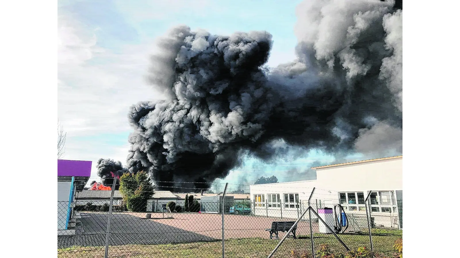 Industriehalle an der Kreuzbreite abgebrannt (Foto: jh)