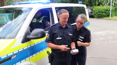 Präsentieren die Zahlen: Britta Schwarz und Christian Schäfer haben vor einem neuen Polizei-Bulli die Verkehrsstatistik 2024 vorgestellt.  (Foto: gi)
